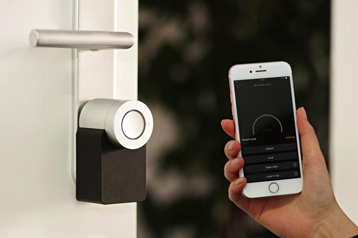 akıllı telefon aracılığıyla uzaktan kontrole izin veren bağlantılı ev alarmı, güvenlik ev otomasyonu