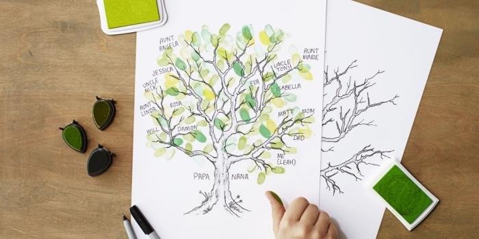 Regalini fai da e un'idea con il disegno di un albero genealogico con foglie verdi