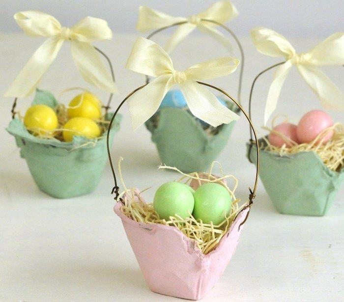 idėja pasidaryti originalų Velykų krepšelį kiaušinių dėžutėje korio, rožinės spalvos su spalvotais kiaušiniais viduje