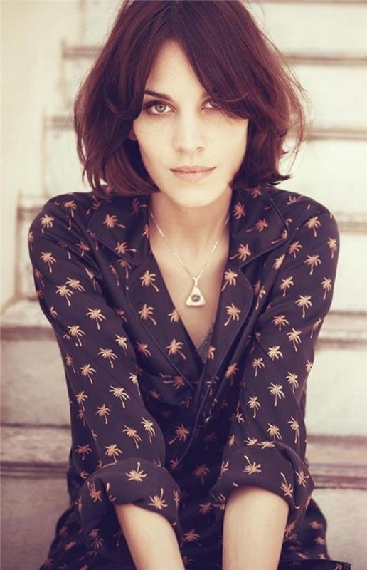 alexa chung siyah gömlek giyiyor, altın avuç içi desenli, saçları dağınık bob saç kesiminde, dalgalı uçlu