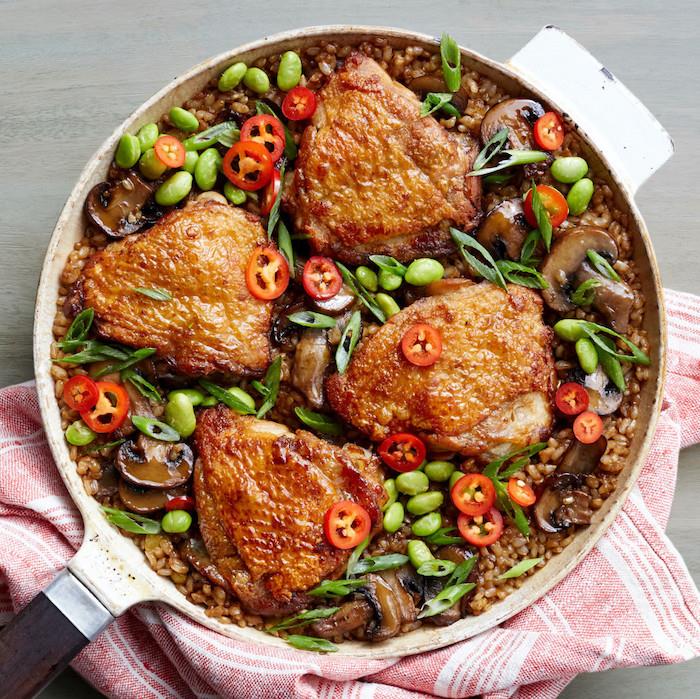 Padella con pollo e greens, pollo su una base di quinoa, fagioli verdi e peperoncino jalapeno, cosa cucino oggi