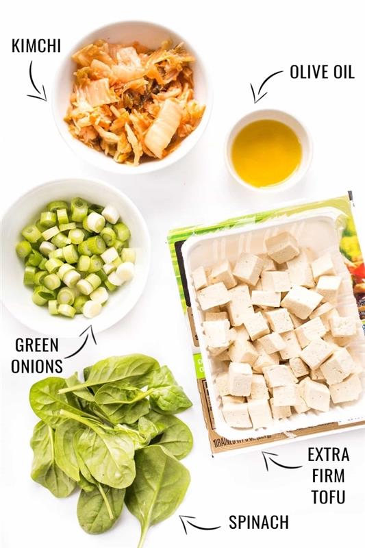 Kısa sürede hazırlanan kimchi, soğan ve ıspanaklı omlet tofu tarifi, vegan diyeti dakika tarifi