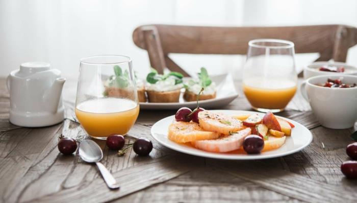 Alimentazione sana ed equilibrata con un piatto di frutta per la colazione için