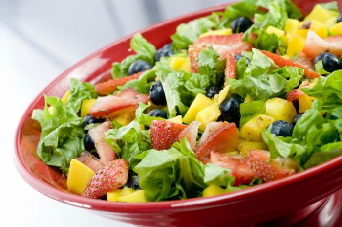 Beslenme düzenine göre un'idea con un piatto di insalata mista e frutta