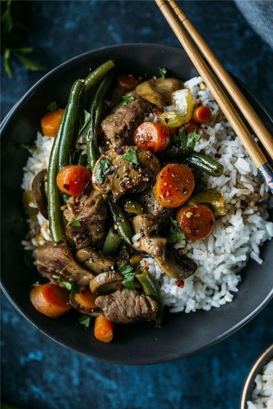 Piatto sano con risotto bianco, carne ve contorno di fagiolini ve havuç