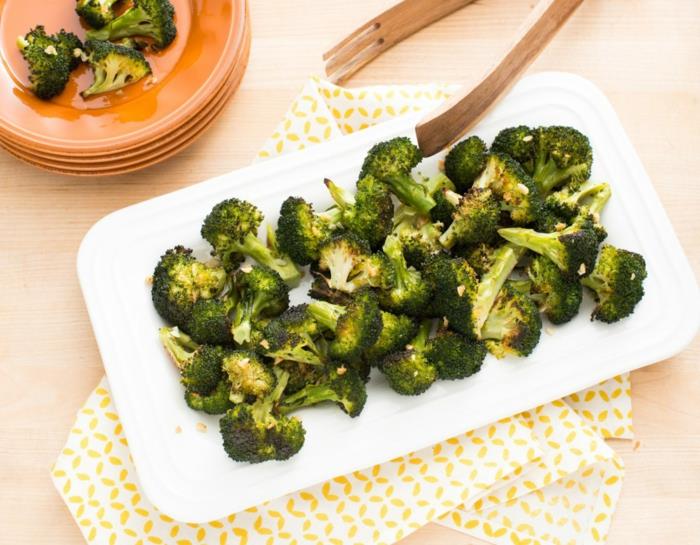 Esempio dieta equilibrata ve piatto di brokoli hazırlığı forno