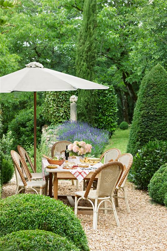 žvyro sodo takas prancūziško stiliaus verandos valgomojo zona gražus sodas