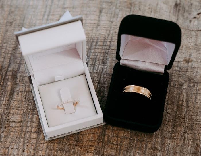 Poročni prstani rumeno zlato in diamanti, ideja za mladoporočenca, klasično oblikovanje zanj in zanjo