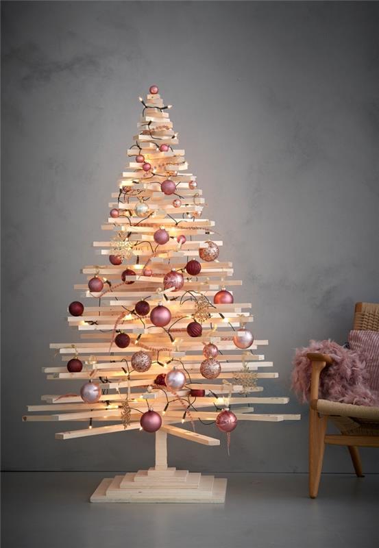 bakır tonlarında Noel topları ile süslenmiş, tahta ayaklı çok sayıda çapraz kelepçeden yapılmış ahşap bir Noel ağacı