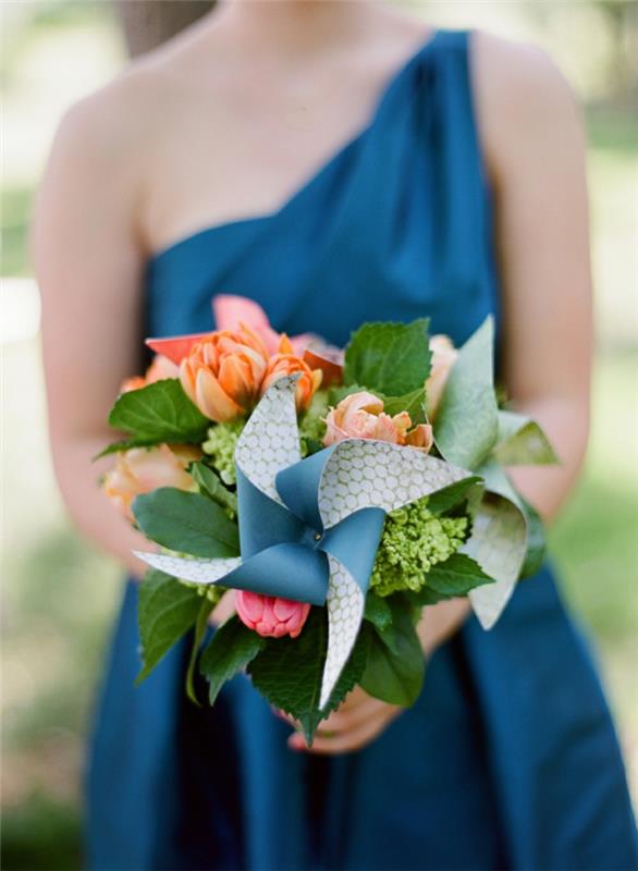 lep poročni šopek, sestavljen iz cvetja in dvostranske papirnate vetrnice