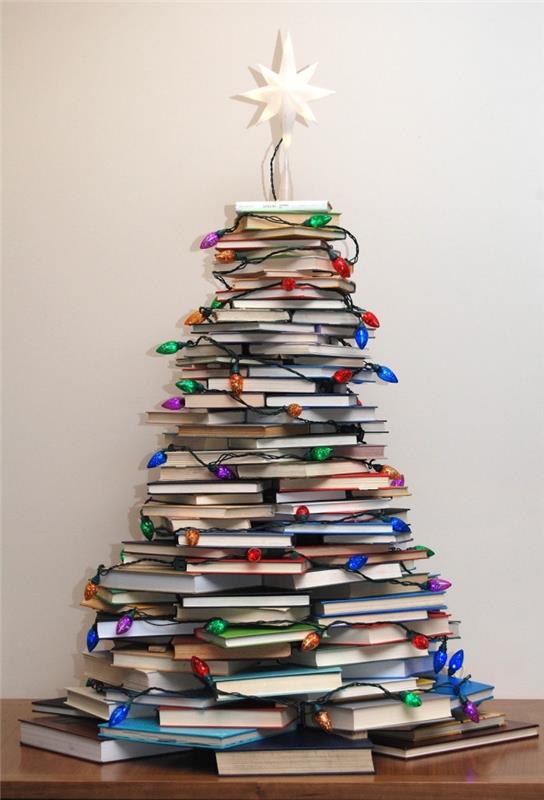 Hafif bir çelenk ve güzel beyaz bir yıldızla süslenmiş yığılmış kitaplardan yapılmış başka hiçbir şeye benzemeyen Noel ağacı