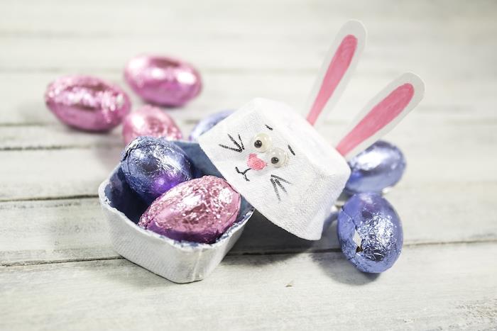 majhna velikonočna škatla za sladkarije v satni jajčni škatli z vzorcem velikonočnega zajčka s papirnatimi ušesi