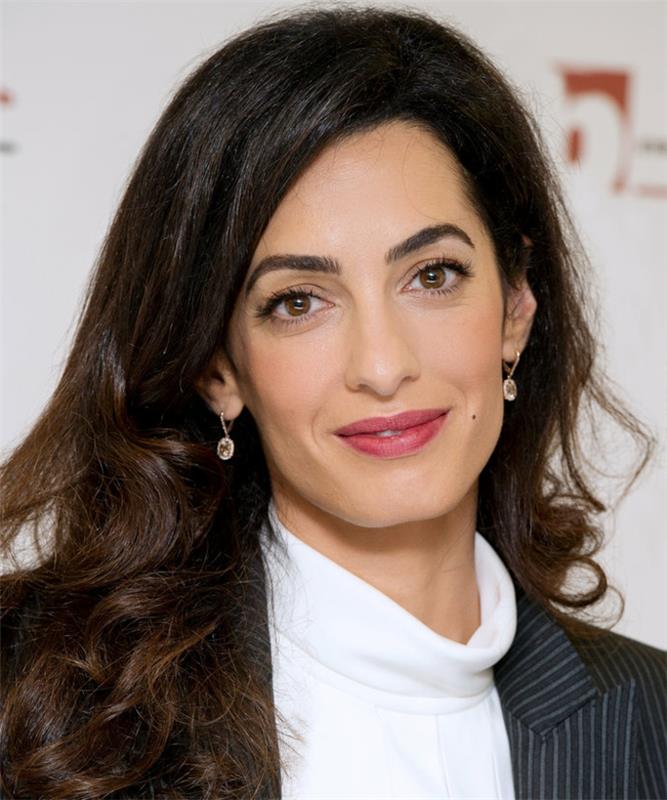 amal clooney, ženska frizura, podolgovat obraz, obsežni lasje s svetlimi kodri, preprosta ideja za preoblikovanje pričeske