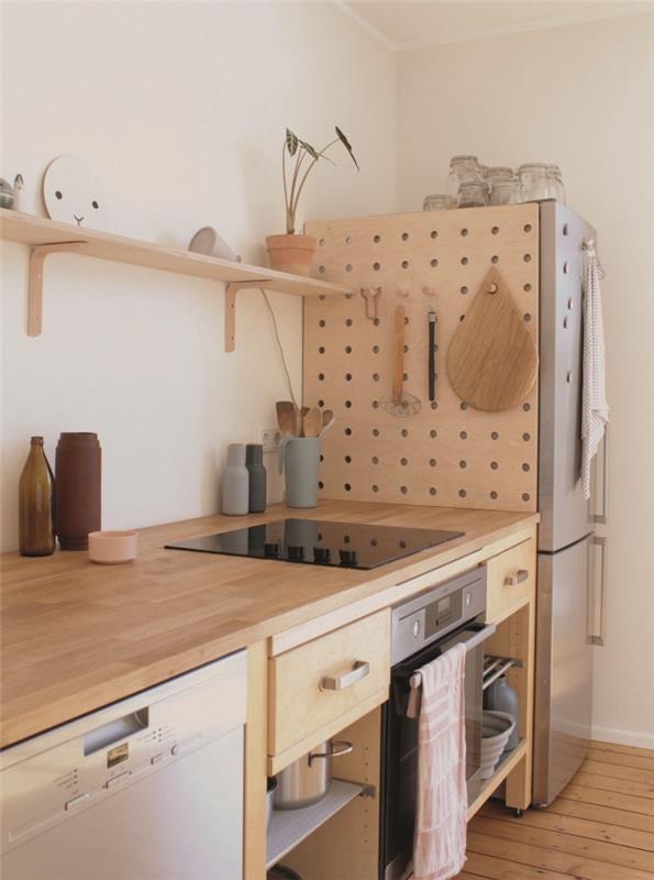 pratik küçük mutfak düzeni fikri, mutfak eşyaları asmak için delikli DIY ahşap depolama örneği