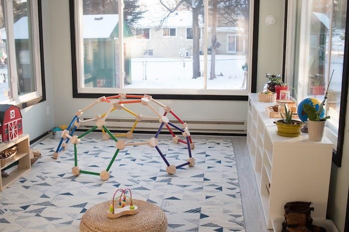 „Kallax“ lentyna vaikų kambaryje, kurioje galima laikyti dekoracijas ir žaislus, žaisti kilimėlius, jūros žolių osmanus, didelius langus