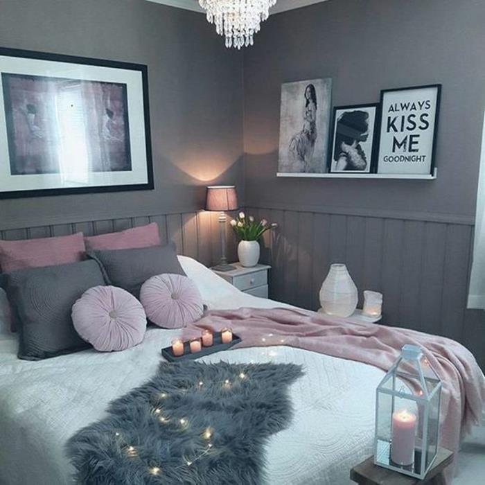 spalnica v roza, sivo -beli barvi, sive stene, svečnik za ročne lučke, roza blazine, sive blazine, vzdušje