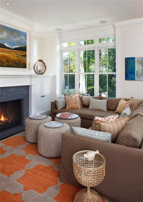 oturma odanızı nasıl dekore edersiniz, yanan şömine, büyük pencere, kahverengi köşe kanepe