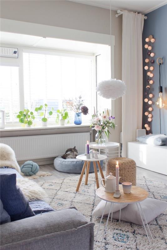 švelnus ir švelnus svetainės dekoras švelniais pilkai mėlynos, baltos ir smėlio spalvos atspalviais, romantiška ir poetiška atmosfera skandinaviškame gyvenamajame kambaryje