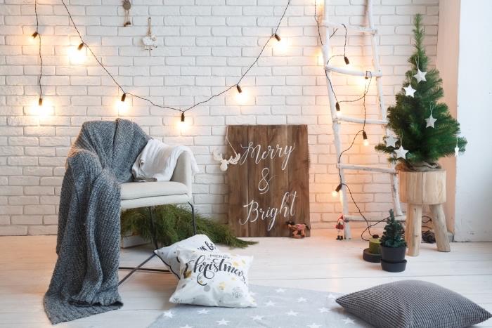 Noel için bir İskandinav odası nasıl dekore edilir, beyaz yıldız figürleriyle süslenmiş mini Noel ağacı modeli