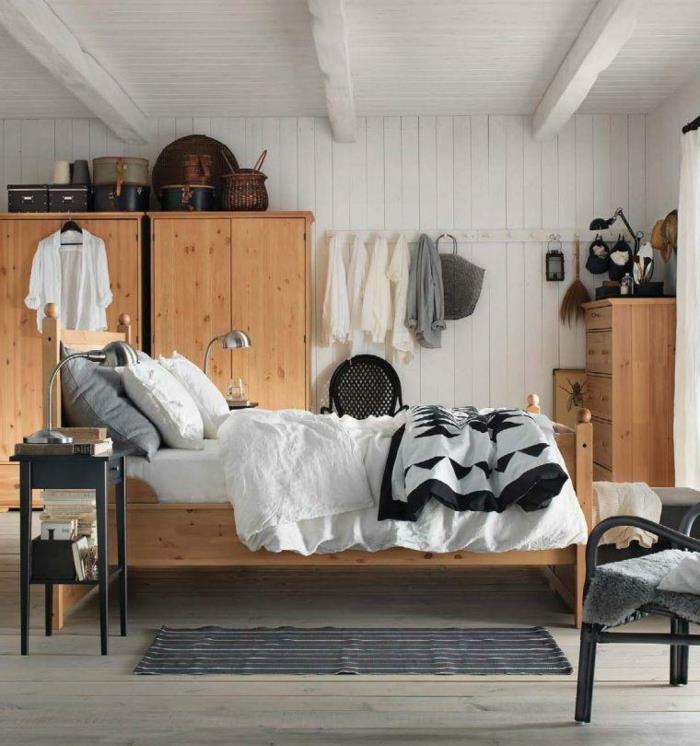 dekoracija spalnice, lesene omare, postelja iz svetlega lesa, lahke tkanine, siva preproga, opaž iz bele letvice