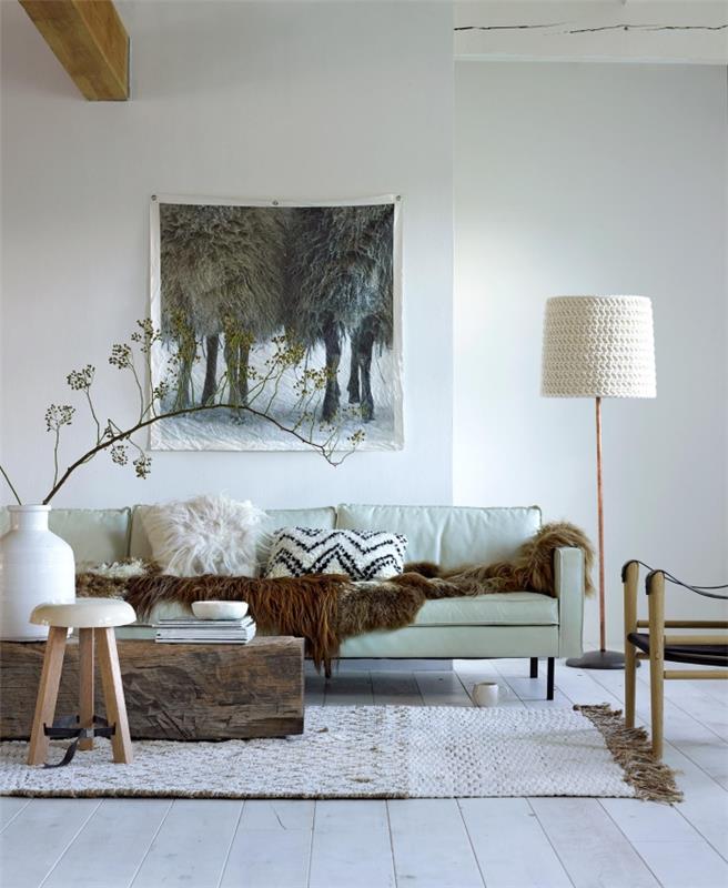 jauki dirbtinio kailio pagalvėlė ir užuolaida klasikinę sofą paverčia puikia vieta atsipalaiduoti šioje elegantiškoje elegantiškoje svetainėje