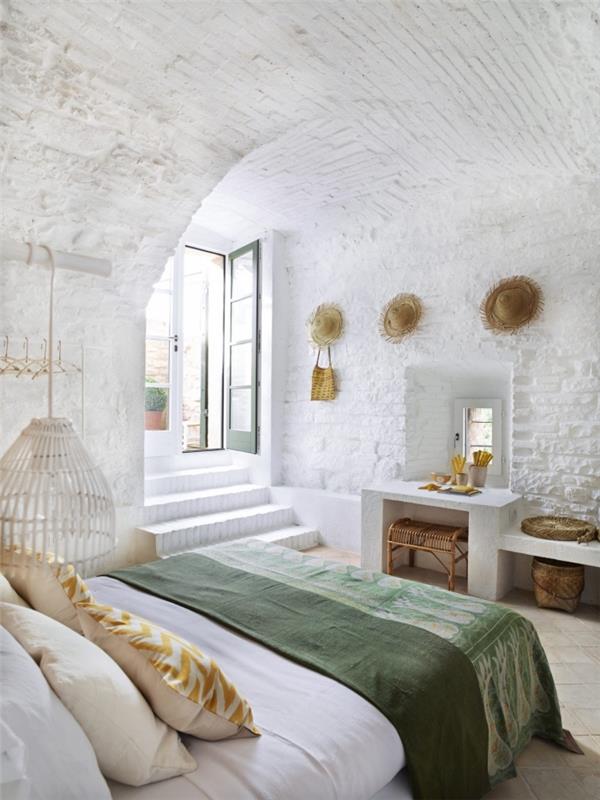 bohemiško prašmatnaus dekoro idėja moderniame miegamajame su atvira drabužių saugykla ir plačia lova
