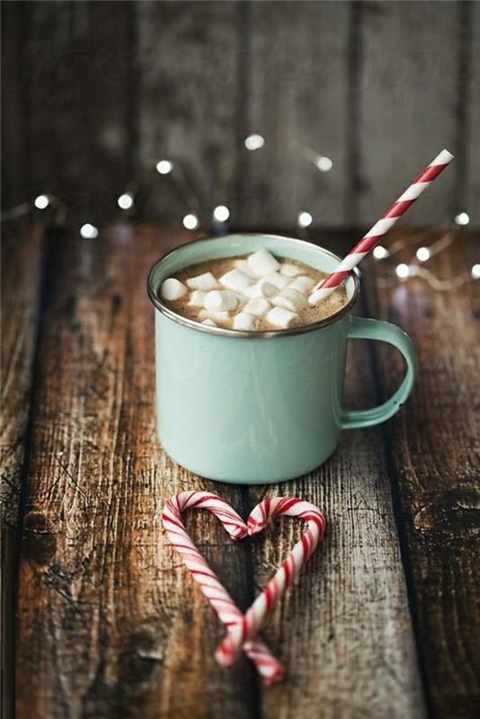 šventinė atmosfera-Kalėdų-šviesos-girlianda-a-karštas šokoladas