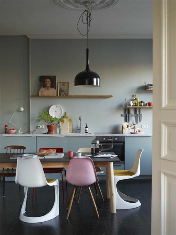 pastelinės mėlynos sienos, baltos lubos su frizu aplink juodą pramoninio stiliaus šviestuvą, atnaujinant virtuvę, perdažant baldą, baltos ir rožinės plastikinės kėdės