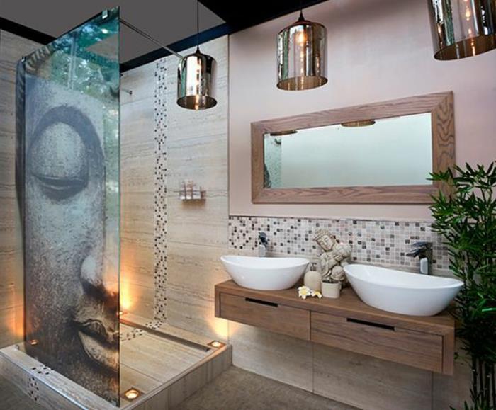 natūralus vonios kambario dekoras, balto akmens mozaika, medinė vonios spintelė su saugykla, dvi baltos kriauklės