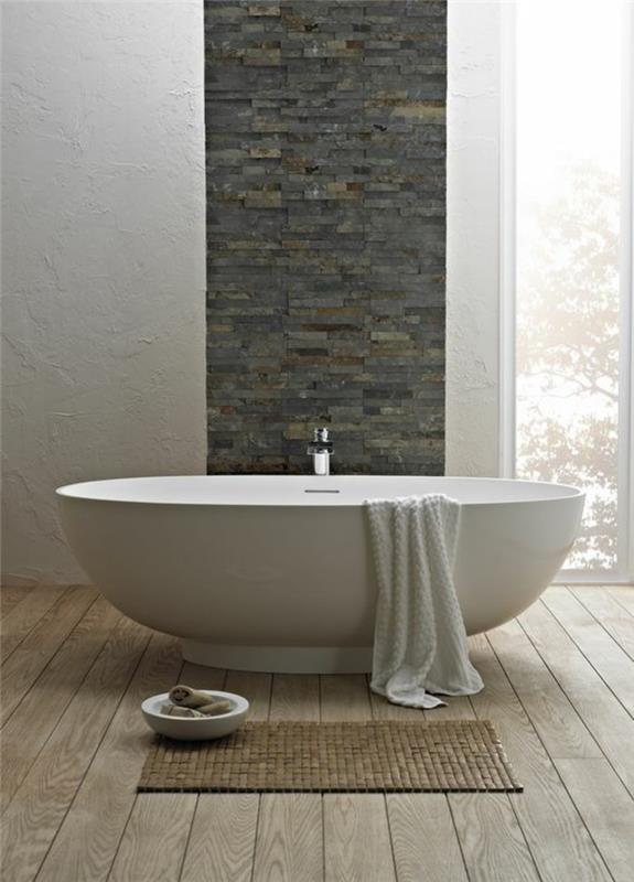 vonios kambario atmosfera, paprastas ir gražus vonios kambarys, ovali vonia, akmens sienų apdaila ir baltas tinkas