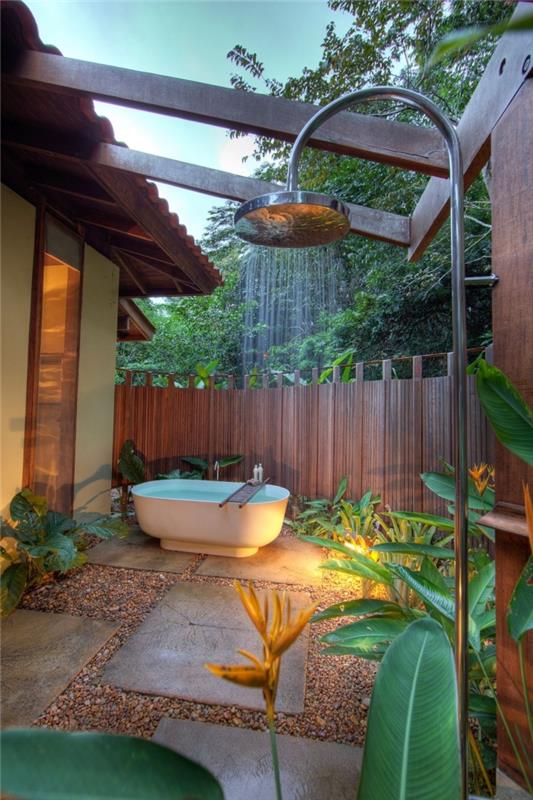 küvet ve duş içeren bir arka bahçe nasıl kurulur, beton plakalarla dış mekan dekorasyonu örneği