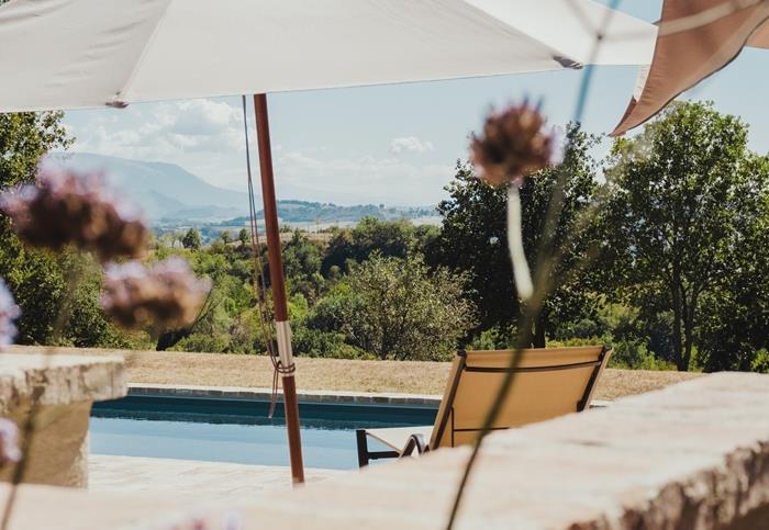 yüzme havuzu çevre düzenlemesi dış mekan mobilyası güneşlenme şezlong şemsiye yüzme havuzu dekoru
