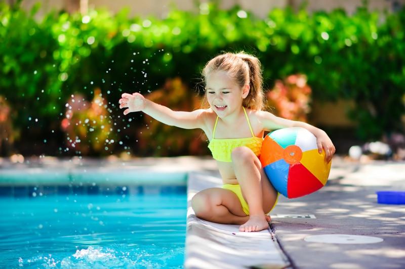 urejanje okolice okoli bazena deklica, ki se igra ob bazenu