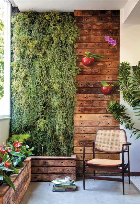 katere rastline izbrati za zunanjo zeleno steno za balkon ali vrt, izvirno dekoracijo vrta z zeleno steno, omejeno z lesenimi deskami v okrasnih stenskih oblogah