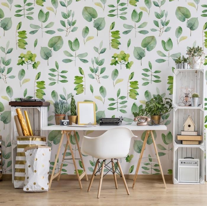biuro dekoras su mediniais baldais ir atogrąžų džiunglių tapetų sienų danga baltos ir žalios spalvos