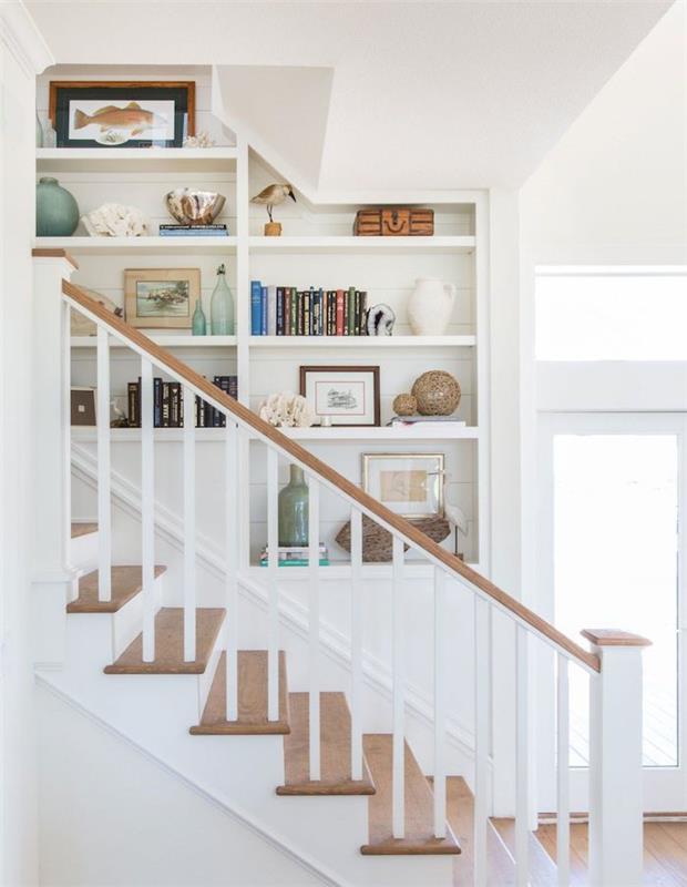 lesena in bela postavitev stopnišča bele police dekoracija knjige okvirji vaze