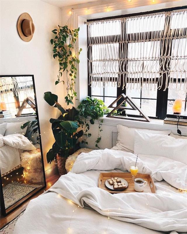Zajtrk v postelji, kateri dekor najstniške spalnice izbrati, boemska elegantna spalnica tumblr, lepa bela spalnica, okrašena z zelenimi rastlinami in svetlimi venci