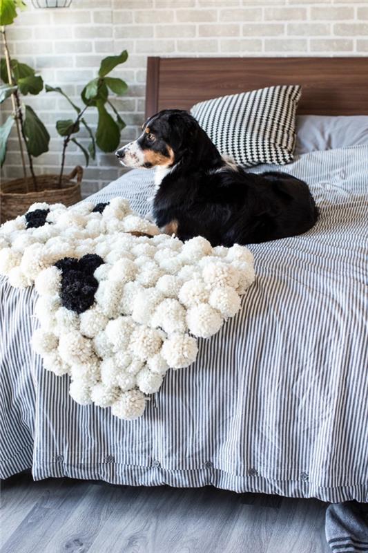 bir yetişkin veya genç odasını rahat nesnelerle nasıl dekore edersiniz, beyaz ve pastel püskül püsküllü kilim modeli