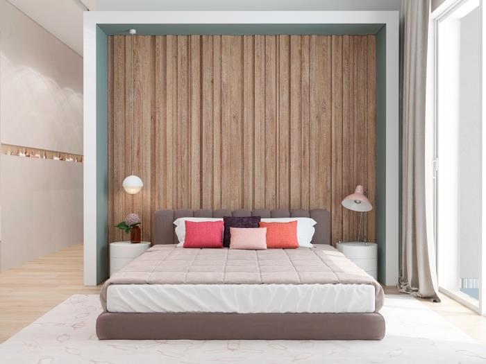 pavyzdys, kaip puošti sieną suaugusiųjų miegamajame, kambaryje su šviesiai pilkomis sienomis su medine siena ir laminuotomis medinėmis grindimis