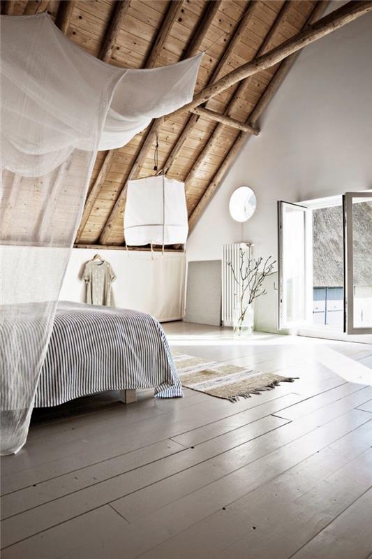 Eğimli bir odada saçaklı halı ile beyaz ve ahşapta Bali tarzı dekorasyon, çatı katı düzeni fikri