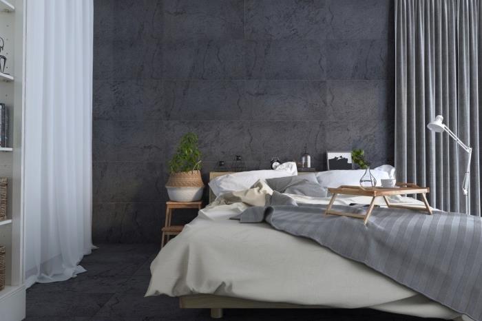 Beyaz perdeli ve ahşap mobilyalı gri duvarlı bir yatak odasında İskandinav ruhunda rahat bir atmosfer