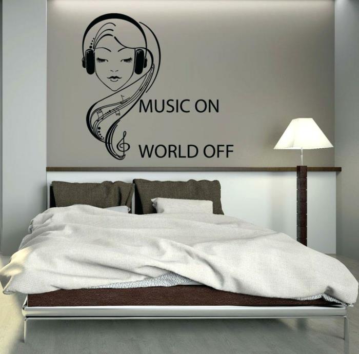 ideja o dekoriranju spalnice najstnice, stena v barvi taupe z motivom najstnice, ki posluša glasbo in izolirana od sveta, stoječa luč s klasičnim belim senčnikom, leseni parket iz pvc v barvi taupe
