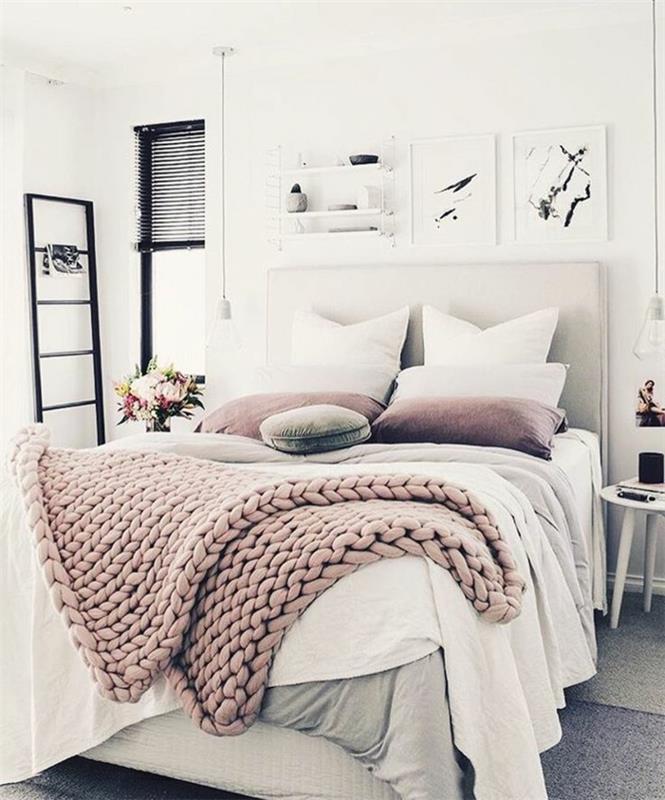 güzel yatak odası mobilyaları, büyük kalın ekoseler, pembe, gri ve beyaz minderler, grafik resimler