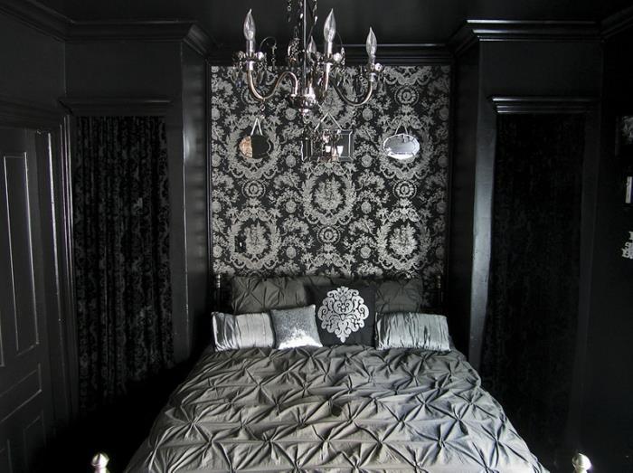 boudoir spalnica, črne stene, stenska dekoracija iz damasta, bakreni lestenec, črne zavese