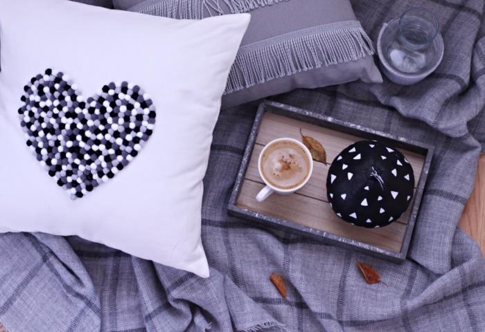 genç kız odasının dekoru için kolay anaokulu manuel aktivite fikri, ponponlarda kişiselleştirilmiş minder örtüsü ile gri yatak örtüsü