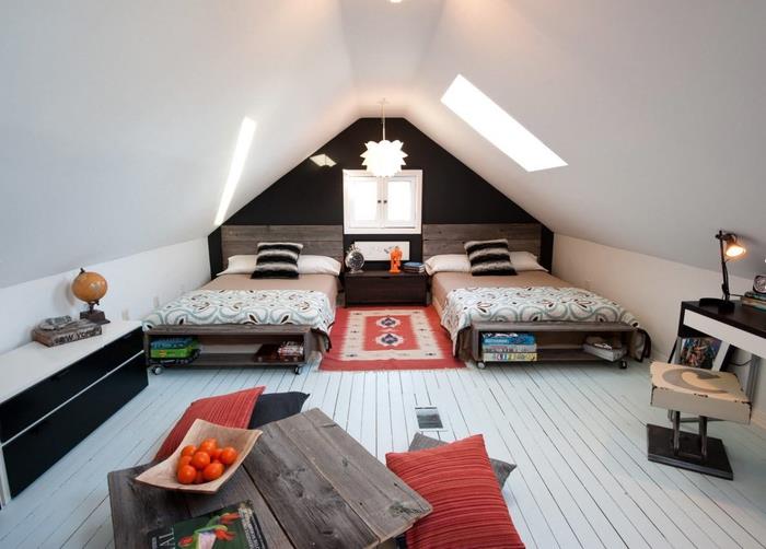 siyah beyaz modern bir atmosfere sahip iki palet yataklı çatı katı yatak odası düzeni, modern bir tasarımın dış cephesi için palet mobilya