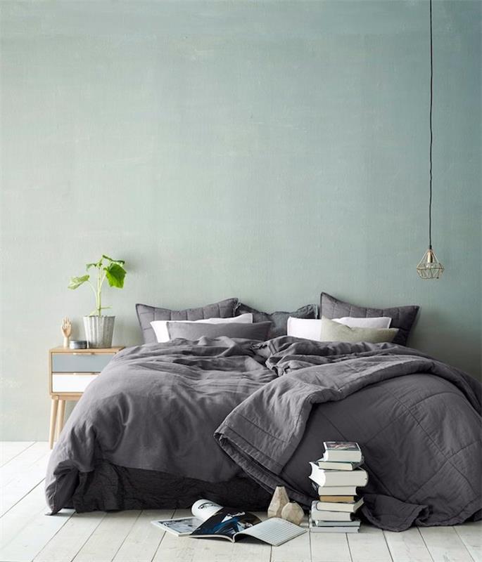 Celadon modra postavitev spalnice z odtenki rumene, zelene in sive, sivo posteljnina, svetel parket, skandinavska nočna omarica, originalna viseča svetilka
