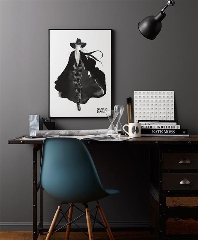 pisarniški kotiček s sivo steno, sivo, črno in leseno mizo, račjim modrim stolom, naftnim odtenkom, umetniško črno -belo dekoracijo sten