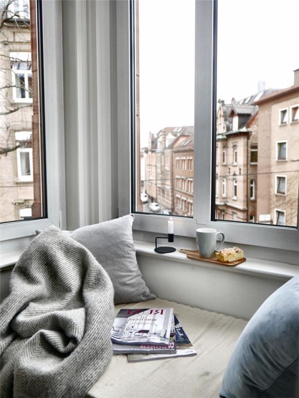 kokonuojantis vaizdas su mažu minimalistiniu skaitymo kampu šalia lango