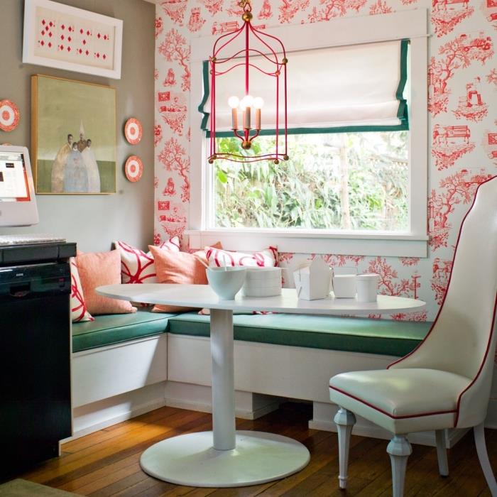 dekorla uyumlu vintage turuncu desenlere sahip deco duvar kağıdı ile sınırlandırılmış açık bir yatak odasında bir yemek alanı düzenleme fikri